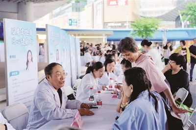 民盟基層組織聯合開展健康咨詢活動 暖心服務惠及群眾
